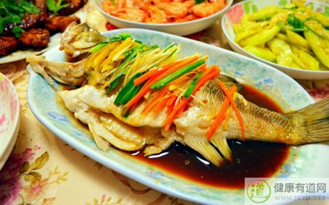 鲈魚不能和什麼一起吃_鲈魚和什麼相克 鲈魚不能和什麼一起吃_鲈魚和什麼相克
