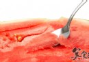 西瓜「挖著吃」超過癮？當心血糖飆升、腸胃受損！夏季健康吃瓜8大建議