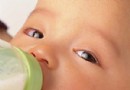 健康指南：2歲以下幼兒不宜擦酒精退燒，家長必知的正確物理降溫要點