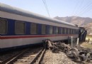 火車事故自救指南：緊急剎車保命姿勢與破窗逃生全攻略